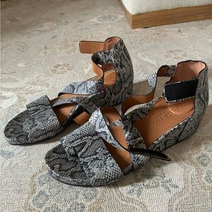 Kenneth Cole Gentle Souls Snake Print Sandals Size 9.5M